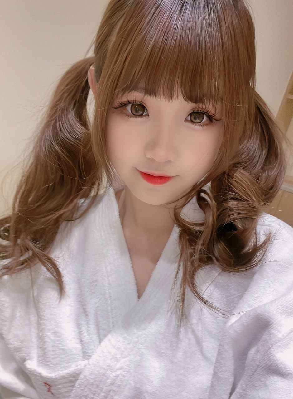  miko酱ww 可爱双马尾浴池泡汤