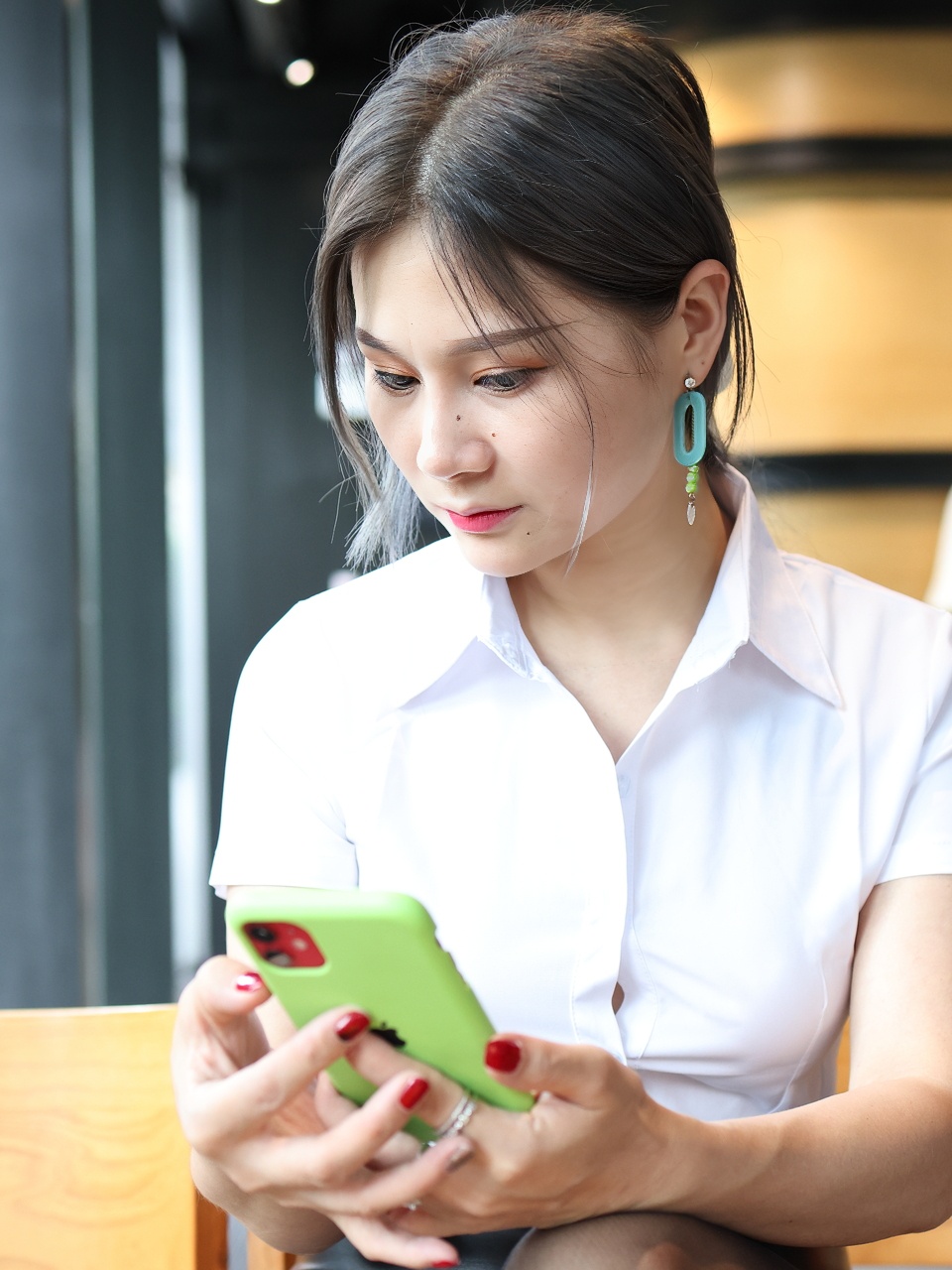 「魔镜街拍」原版视图 – 黑丝皮裙