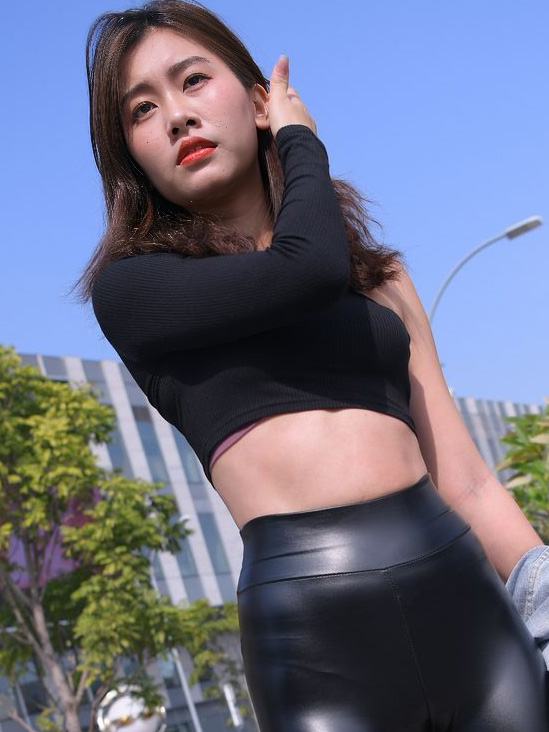 「魔镜模拍」原版视图 – 皮裤热情未改