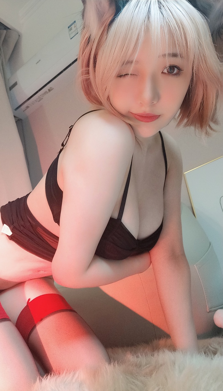  雯妹三月大礼包，红边黑丝性感狐狸Cos