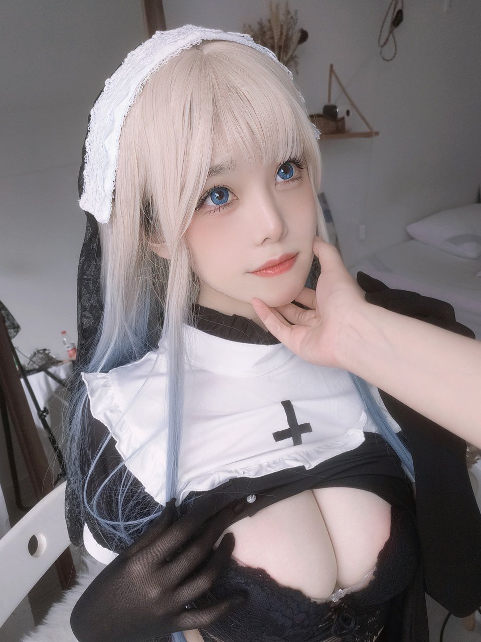  蜜汁猫裘 修女自拍