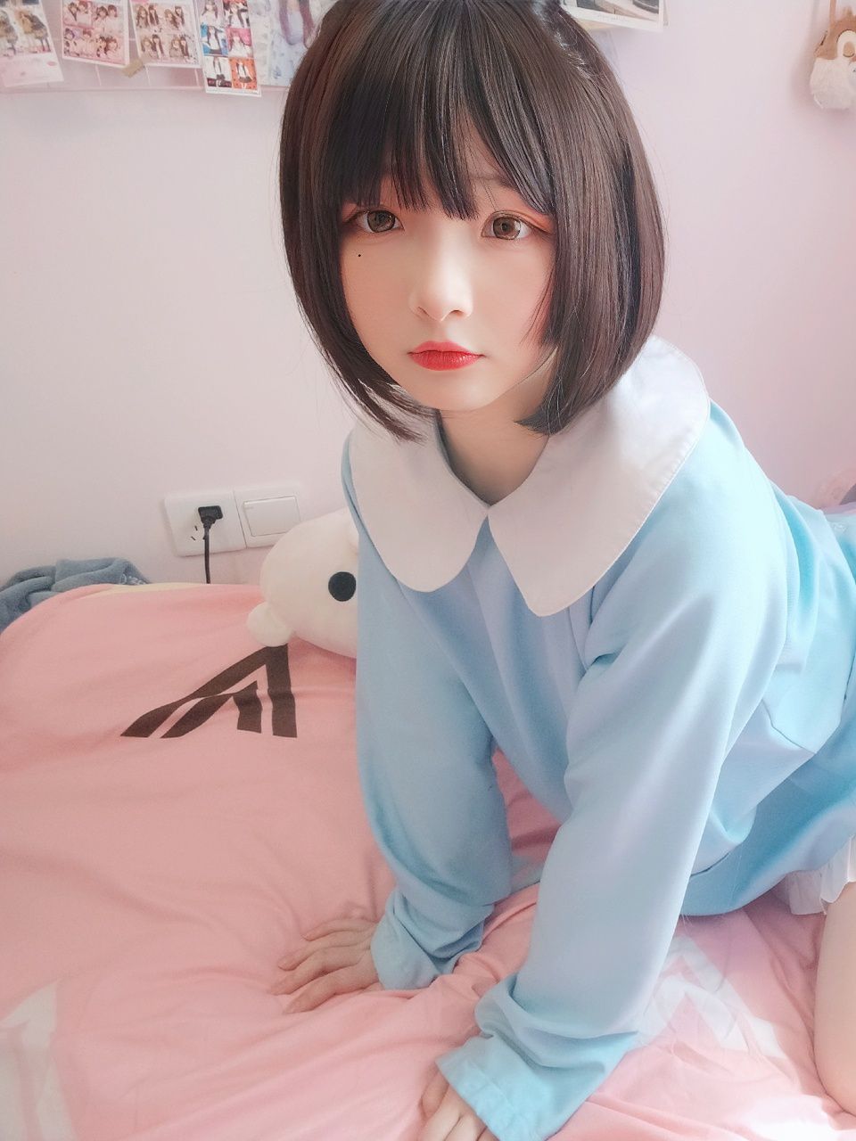  古川kagura 淡蓝衣白袜果足